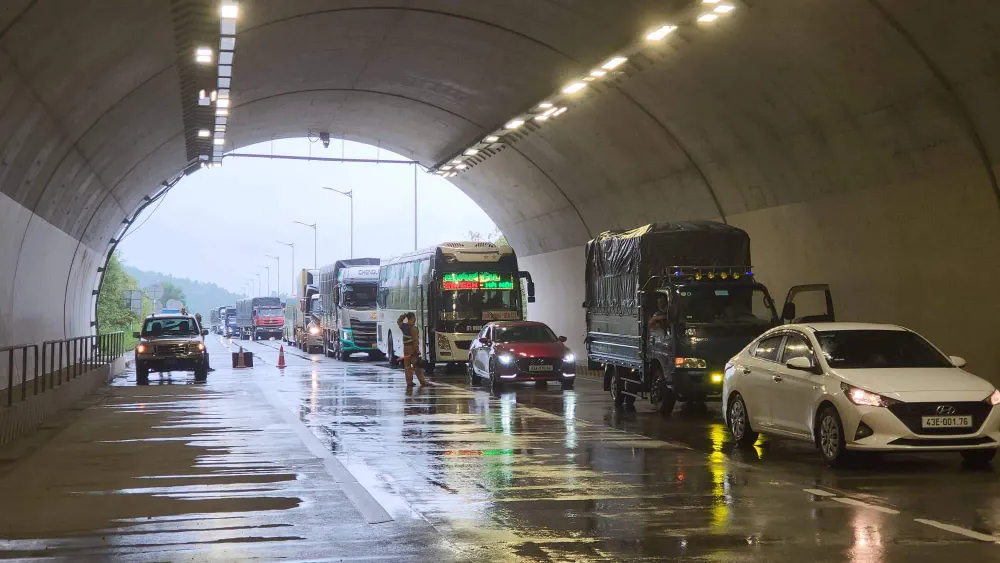 Cao tốc Đà Nẵng - Quảng Ngãi ách tắc hơn 2km do xe tải nổ lốp trong hầm Núi Eo ảnh 2