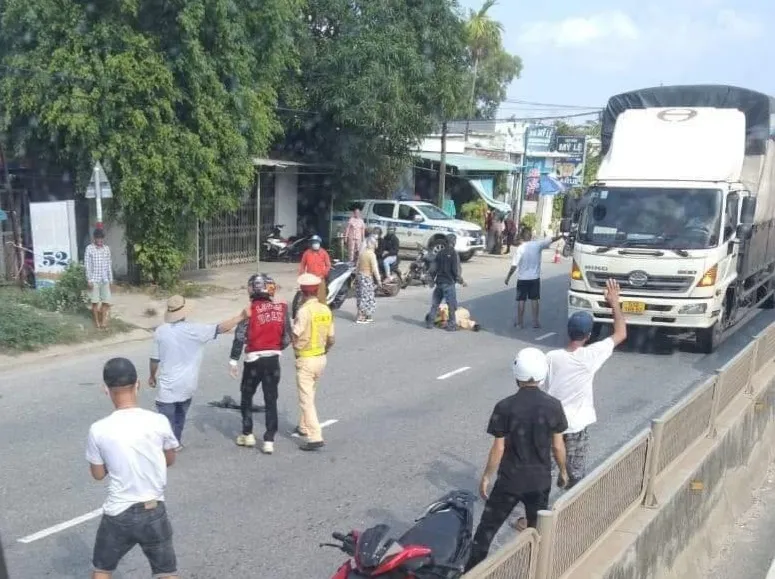 Thanh niên tông cảnh sát giao thông bị thương ảnh 1