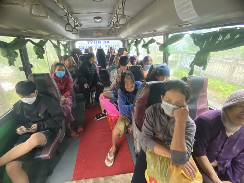 Hàng chục ngàn dân Quảng Nam gấp rút di tản đến nơi an toàn ảnh 2