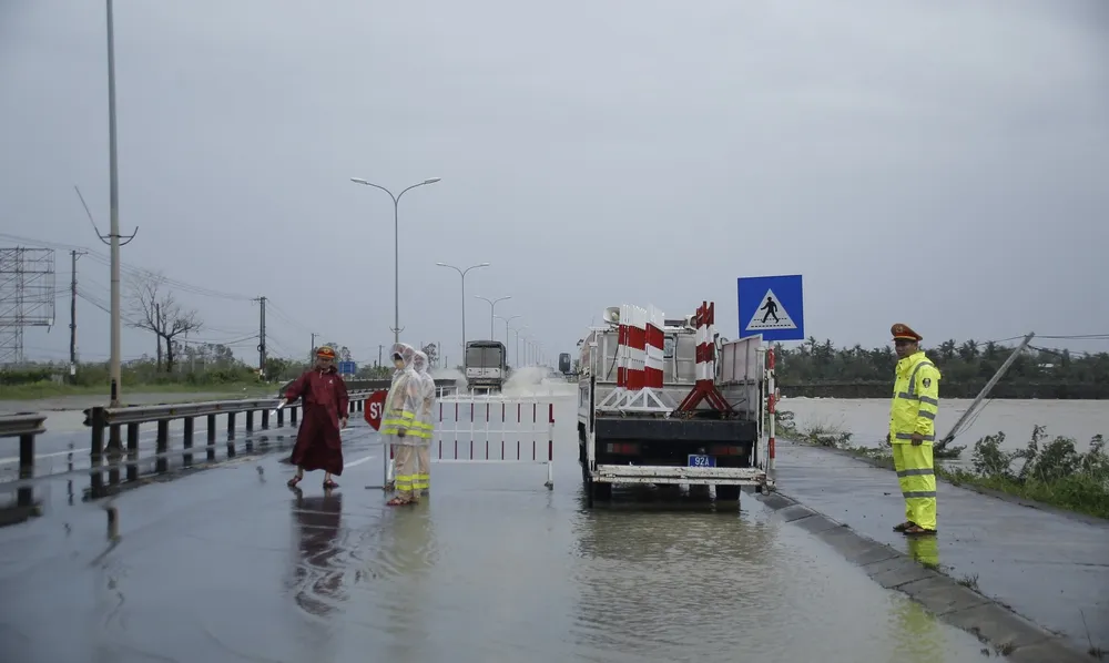 Nhiều tuyến đường ở Quảng Nam bị sạt lở, đi lại khó khăn sau bão số 4 ảnh 2