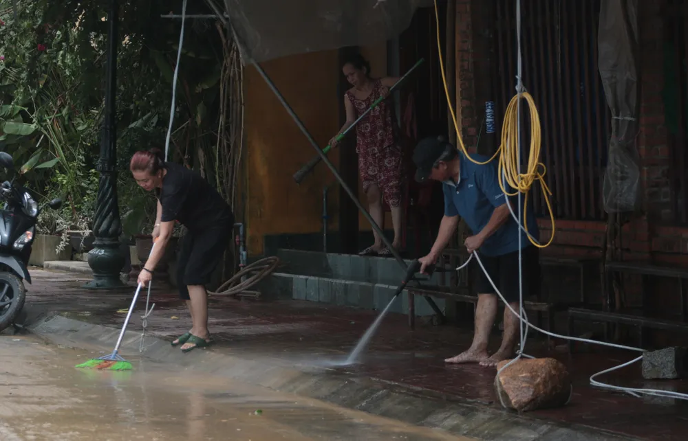 Người Hội An hối hả dọn dẹp nhà cửa, đường sá sau khi lũ rút ảnh 3