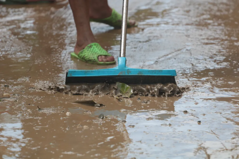 Người Hội An hối hả dọn dẹp nhà cửa, đường sá sau khi lũ rút ảnh 9
