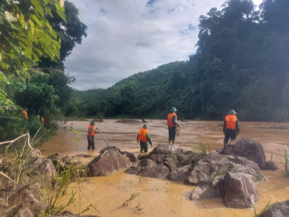 Tìm thấy thi thể hai vợ chồng bị lũ cuốn trôi khi đi khám bệnh  ảnh 3