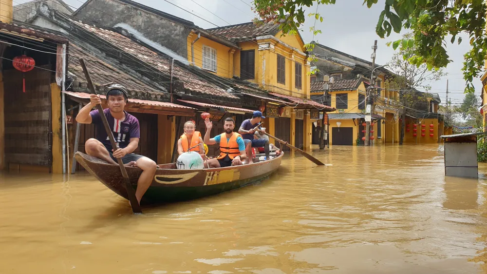 Phố cổ Hội An ngập, du khách lại thích thú ảnh 11