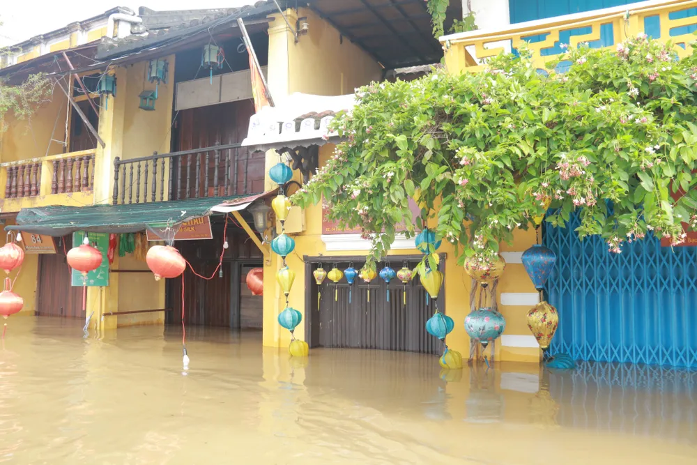 Phố cổ Hội An ngập, du khách lại thích thú ảnh 8