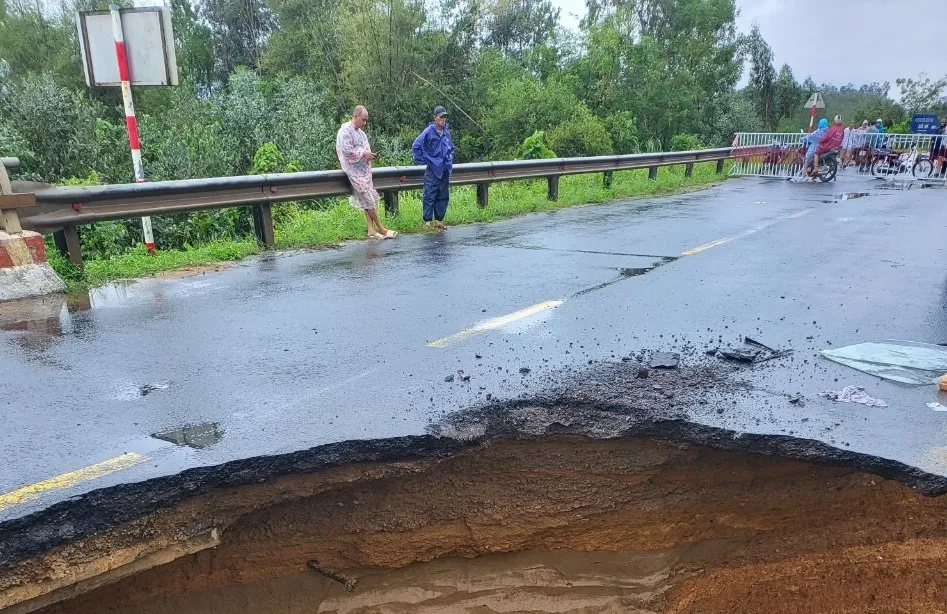 Nhiều đoạn quốc lộ qua tỉnh Quảng Nam bị xói lở, ngập nặng ảnh 2