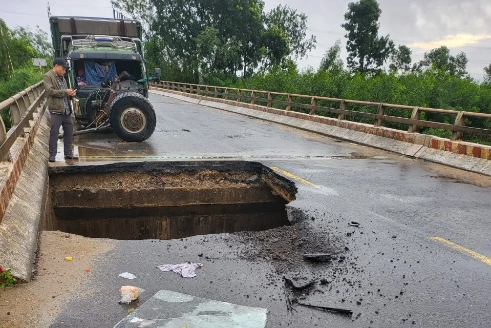 Nhiều đoạn quốc lộ qua tỉnh Quảng Nam bị xói lở, ngập nặng ảnh 1