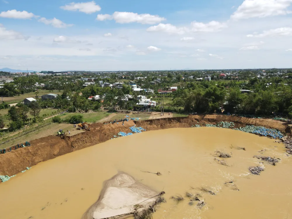 Quảng Nam ban bố tình huống khẩn cấp do bờ sông bị sạt lở, cuốn trôi đất nông nghiệp ảnh 1