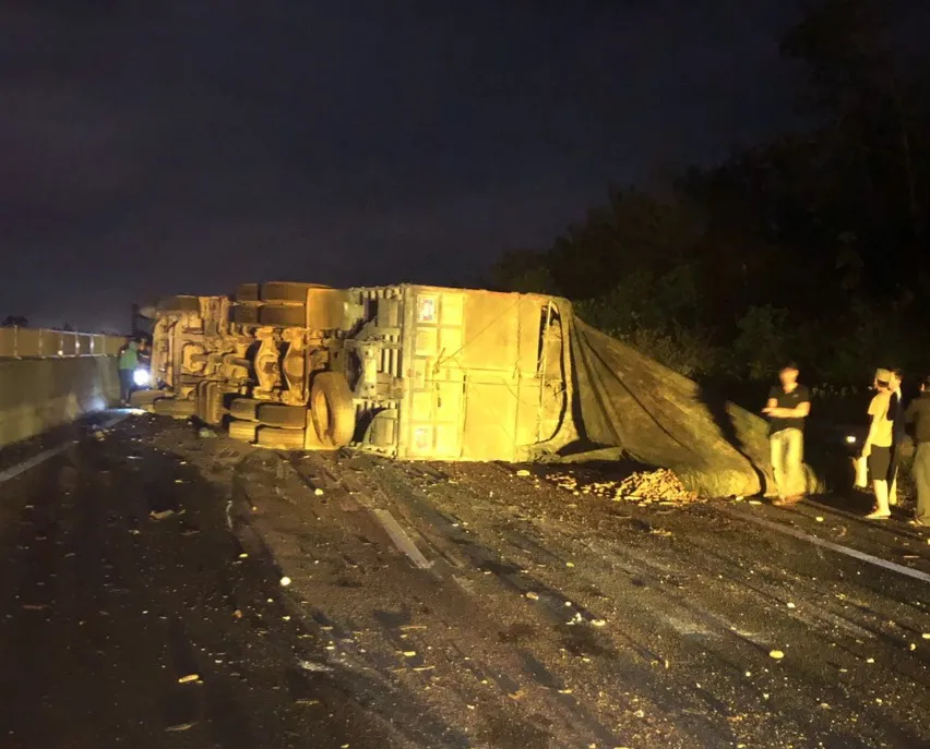 Cao tốc Đà Nẵng - Quảng Ngãi ùn tắc nhiều giờ do xe tải lật chắn ngang đường ảnh 1