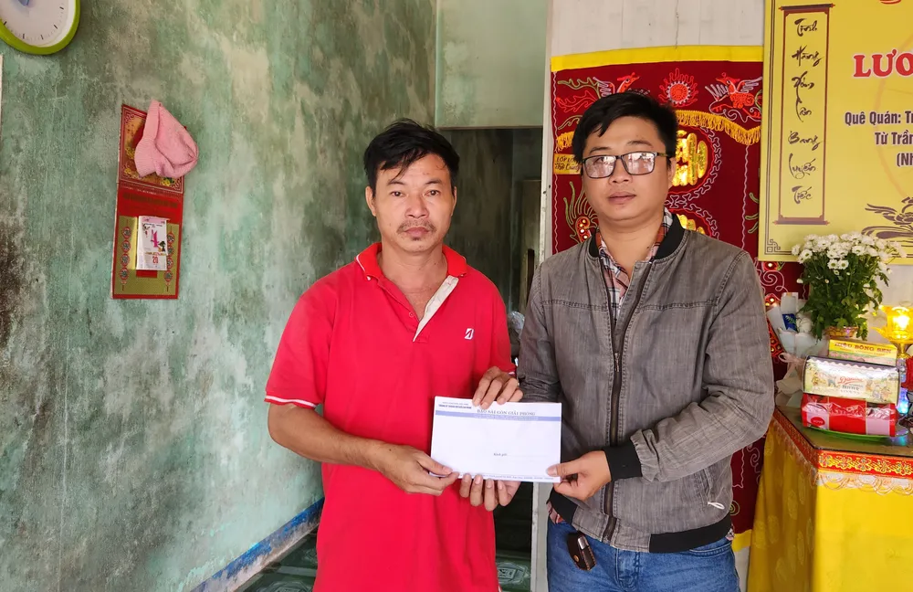 Báo SGGP trao tiền hỗ trợ người cha bệnh tật nuôi 3 con nhỏ ảnh 1