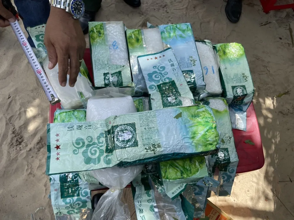 Phát hiện bao tải 20kg nghi ma túy trôi dạt trên biển  ảnh 1