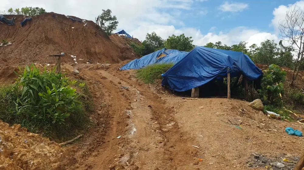 Quảng Nam: Nhiều đối tượng đào vàng trái phép tại Di tích danh thắng Thác Trắng ảnh 3