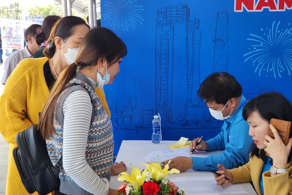 Nhiều gian hàng 0 đồng, tư vấn pháp luật, tư vấn sức khỏe cũng có mặt để hỗ trợ người lao động. Ảnh: NGUYỄN CƯỜNG