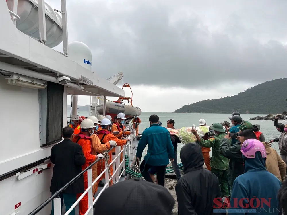 Tàu SAR-412 tiếp nhận người dân để đưa đi cấp cứu tại TP Đà Nẵng Tàu SAR-412 tiếp nhận người dân để đưa đi cấp cứu tại TP Đà Nẵng