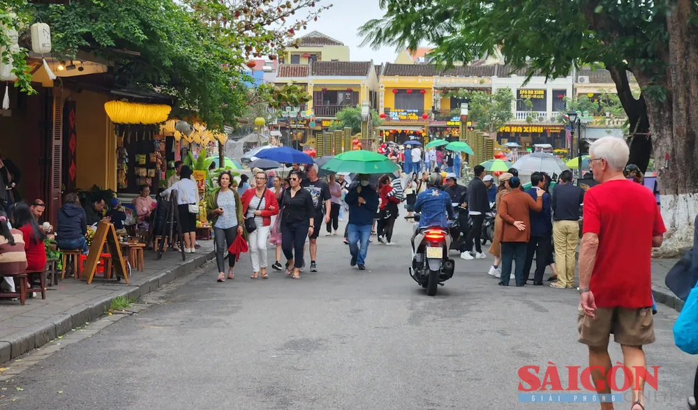 Ông Nguyễn Văn Sơn, Chủ tịch UBND TP Hội An cho biết, chỉ tính riêng 3 ngày đầu năm mới Quý Mão 2023, TP Hội An đã đón lượng khách kỷ lục vào khoảng 120.000 lượt người. Đồng thời, Hội An cũng mở cửa đón khách vào mùng 3 tết, sớm hơn mọi năm để phục vụ nhu cầu của du khách