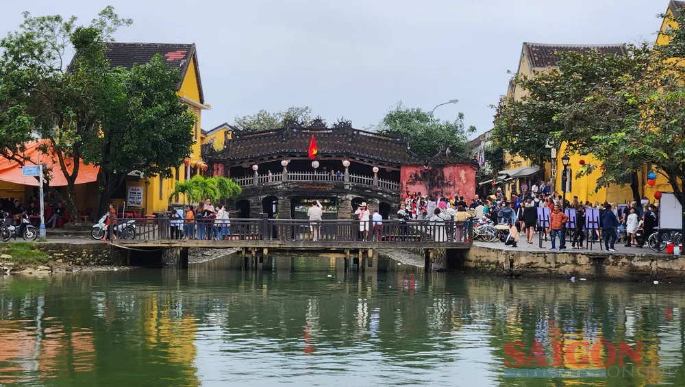 Lượng khách đổ về Hội An được ghi nhận đông gấp đôi so với dịp Tết Nguyên đán năm ngoái và ngang bằng với lượng khách của năm 2019 (thời điểm trước khi dịch Covid-19 bùng phát)
