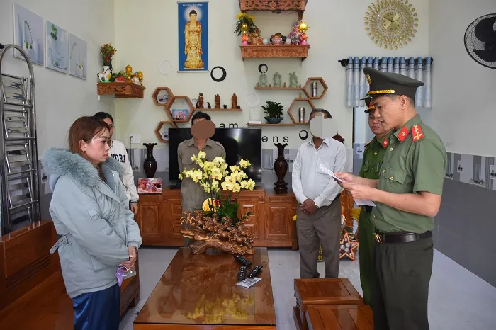 Cơ quan công an Tống đạt Lệnh giữ người trong trường hợp khẩn cấp và Lệnh khám xét đối với Nguyễn Thị Hòa