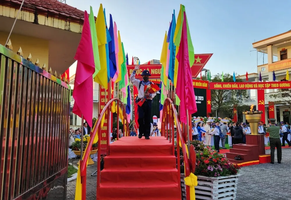 Các chiến sĩ lên đường nhập ngũ. Ảnh: NGUYỄN CƯỜNG