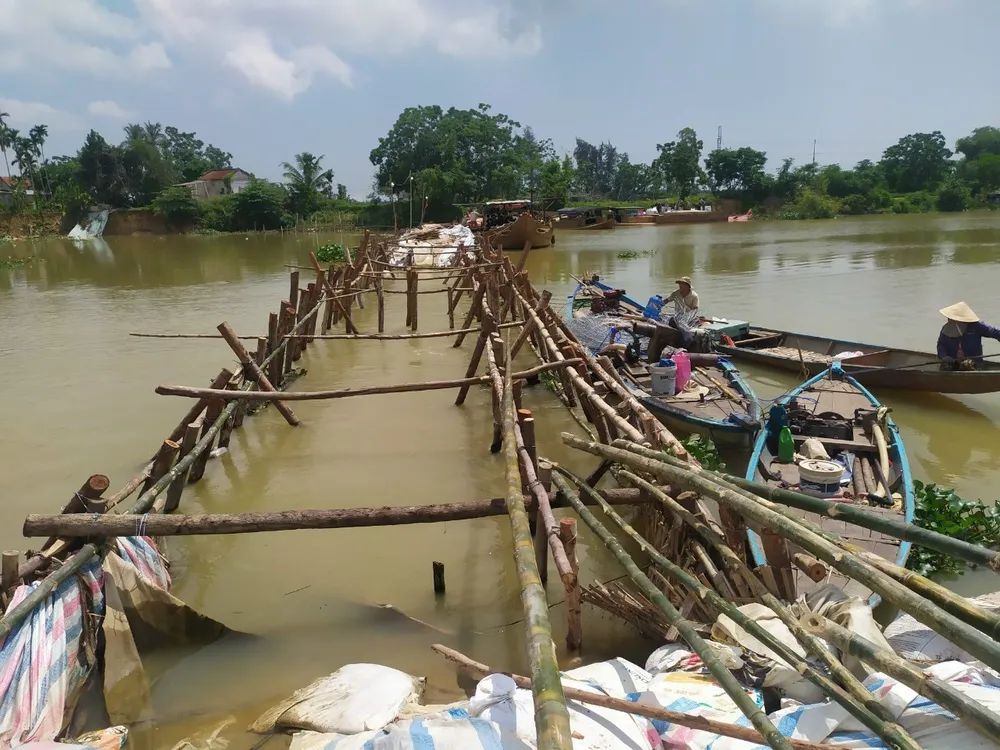 Đập ngăn mặn trên sông Vĩnh Điện được thị xã Điện Bàn đắp hàng năm