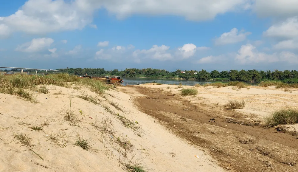 Lòng kênh dẫn nước vào trạm bơm hiện nay còn cao hơn mực nước sông tầm 20-30cm. Ảnh: NGUYỄN CƯỜNG