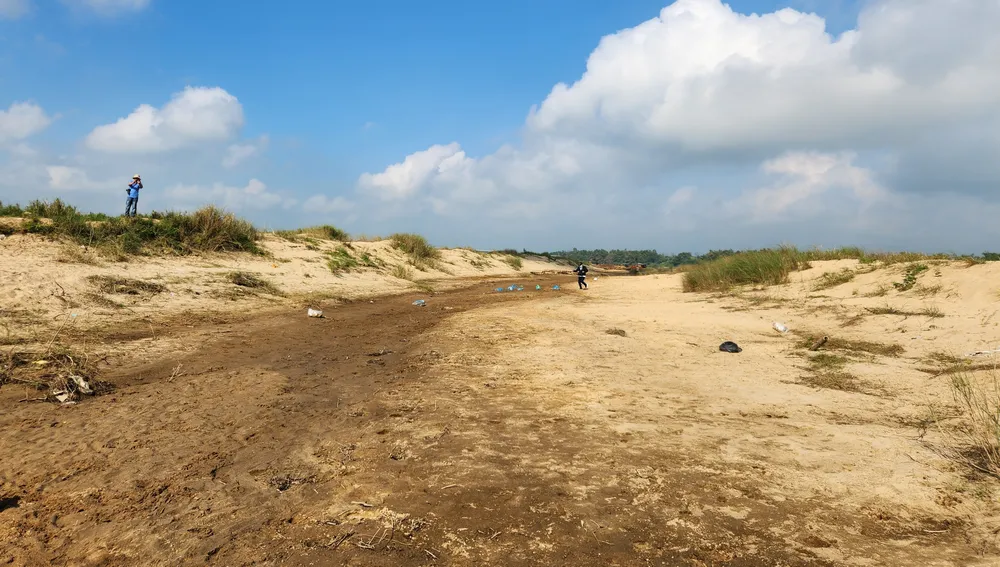 Chính quyền địa phương mong muốn được nạo vét kênh dẫn nước lớn hơn để sử dụng được lâu dài. Ảnh: NGUYỄN CƯỜNG