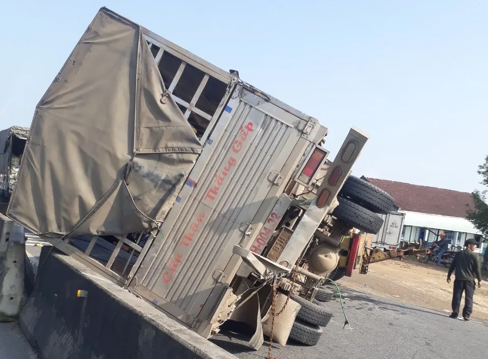 Chiếc xe bị lật nằm chắn ngang gần hết phần đường Chiếc xe bị lật nằm chắn ngang gần hết phần đường