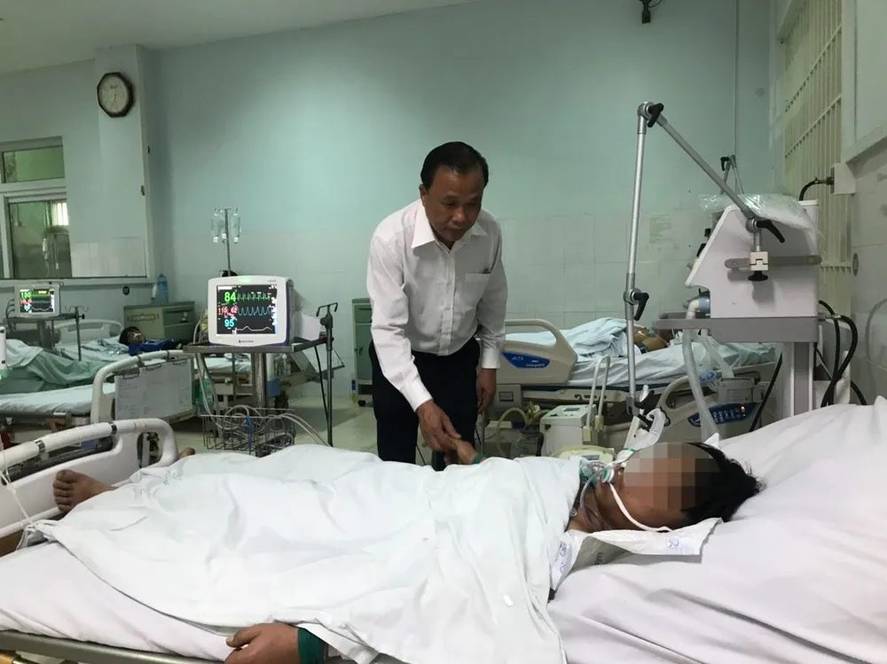 Lãnh đạo Sở Y tế tỉnh Quảng Nam thăm bệnh nhân bị ngộ độc thực phẩm sau khi ăn món cá chép ủ chua