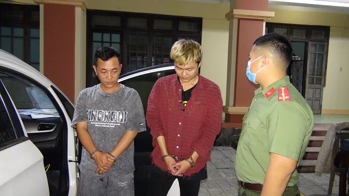 Hai đối tượng Chinh và An cùng với xe ô tô tang vật