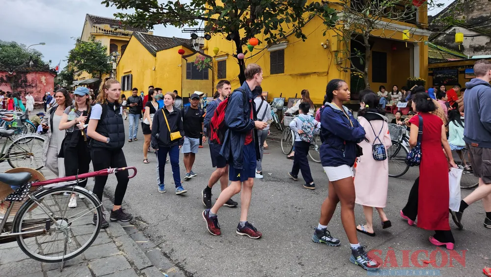 Sau dịch Covid-19, du khách quốc tế đã dần quay lại tỉnh Quảng Nam. Ảnh: NGUYỄN CƯỜNG Sau dịch Covid-19, du khách quốc tế đã dần quay lại tỉnh Quảng Nam. Ảnh: NGUYỄN CƯỜNG