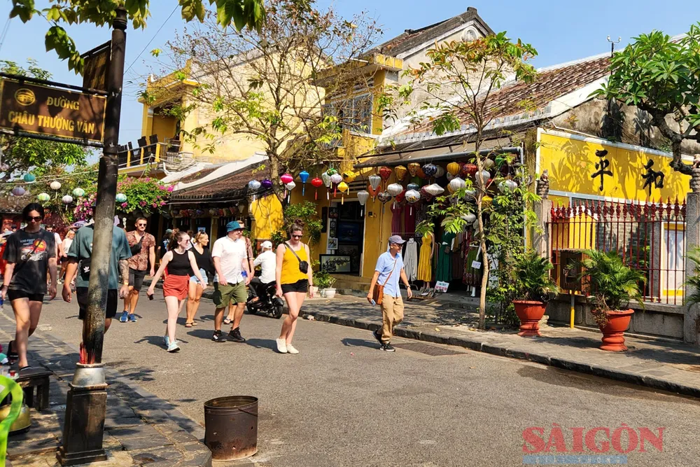 Việc phân luồng lối đi vào phố cổ đối với người dân và du khách sẽ được TP Hội An lùi lại thời gian khác, chưa áp dụng vào ngày 15-5. Ảnh: NGUYỄN CƯỜNG