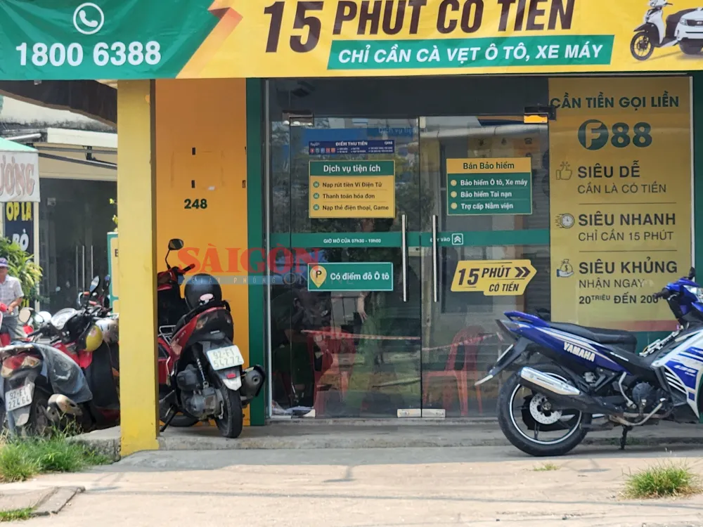 Lực lượng công an có mặt tại điểm kinh doanh của F88 ở phường Vĩnh Điện (thị xã Điện Bàn, tỉnh Quảng Nam). Ảnh: NGUYỄN CƯỜNG