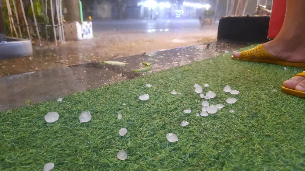 Mưa đá có đường kính từ 1-3 cm