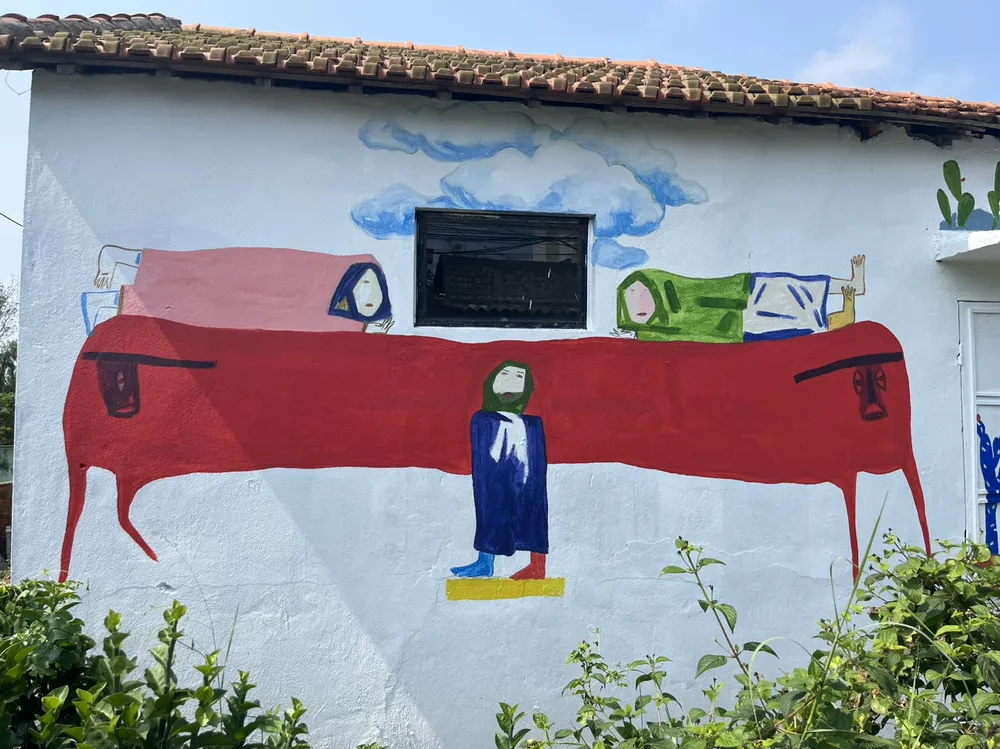 Một trong số các bức bích họa mới được nhóm họa sĩ thực hiện Một trong số các bức bích họa mới được nhóm họa sĩ thực hiện