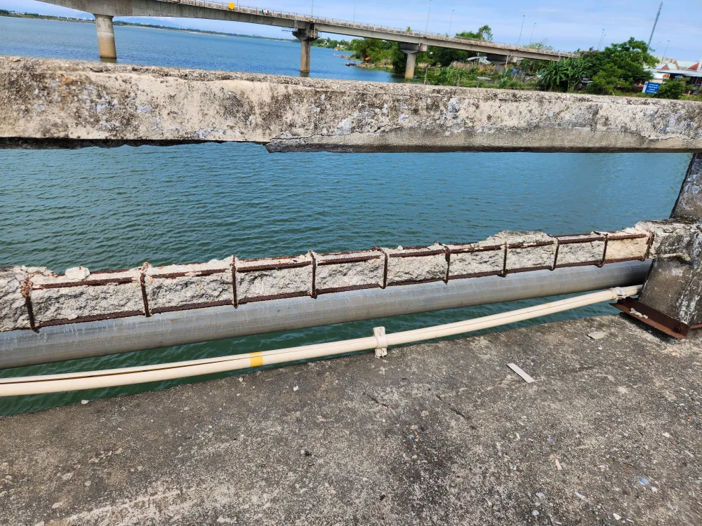 Một số đoạn lan can khác cũng hư hỏng nặng. Ảnh: NGUYỄN CƯỜNG