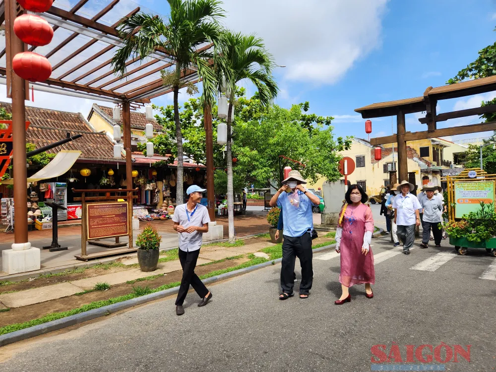 Một đoàn khách người Việt Nam mua vé vào tham quan. Ảnh: NGUYỄN CƯỜNG Một đoàn khách người Việt Nam mua vé vào tham quan. Ảnh: NGUYỄN CƯỜNG