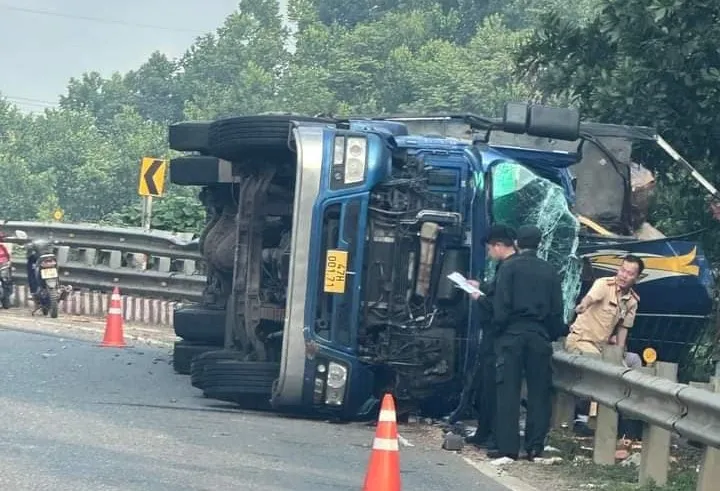 Xe tải bị tai nạn lật nghiêng, phần cabin bị biến dạng