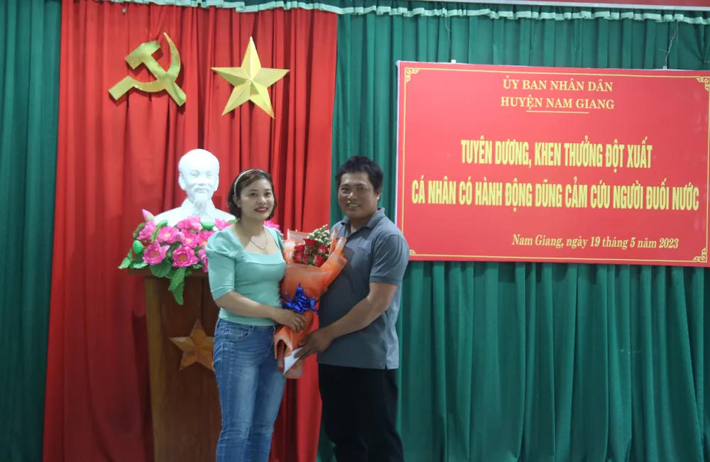 Chị Lê Thị Hương tặng hoa cảm ơn anh Hội