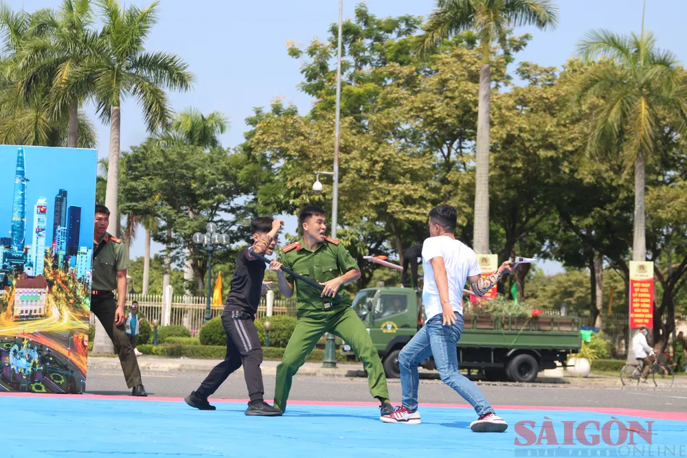 Tình huống 1 mình đánh 2 đối tượng của chiến sĩ Công an TPHCM. Ảnh: NGUYỄN CƯỜNG