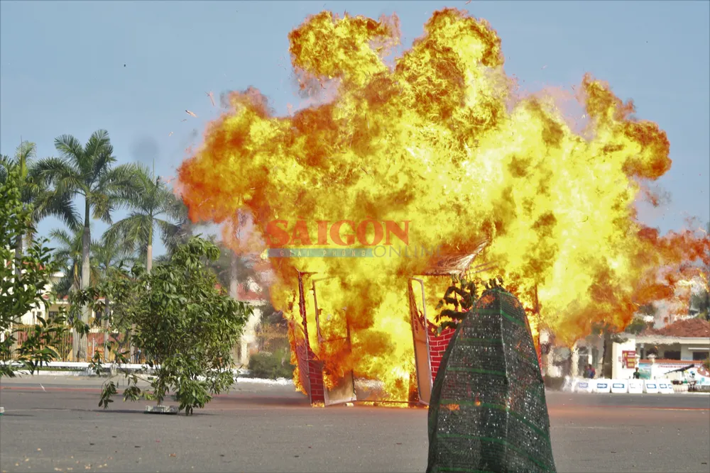 Kích nổ bom hẹn giờ do các đối tượng cài đặt. Ảnh: NGUYỄN CƯỜNG