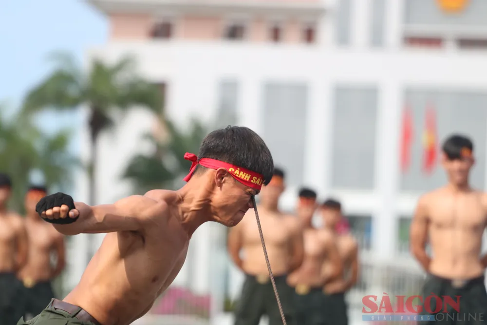 Dùng nội công uốn cong thanh thép. Ảnh: NGUYỄN CƯỜNG