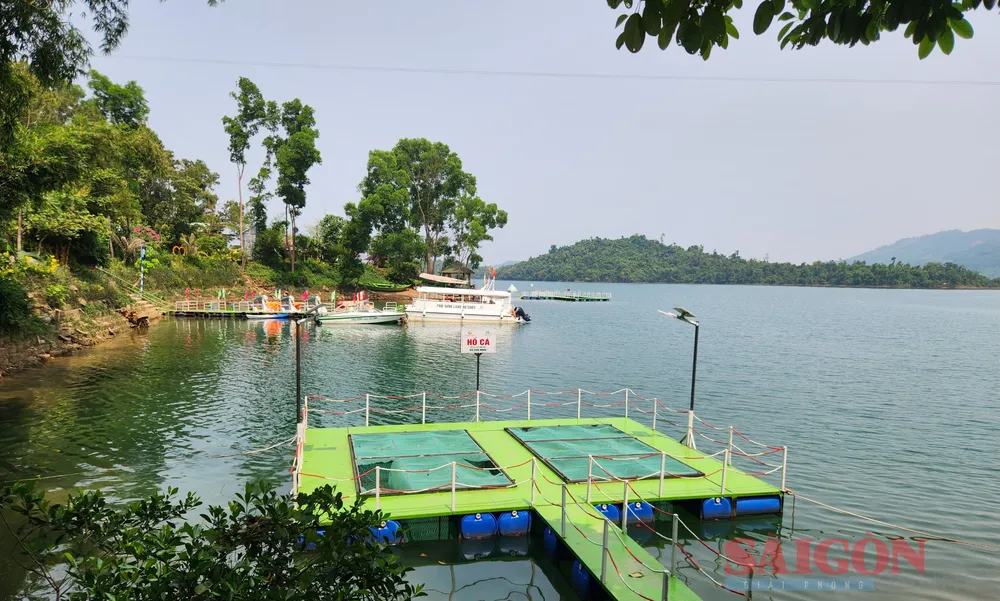 Một số hạng mục ở khu du lịch được đầu tư nhỏ giọt. Ảnh: NGUYỄN CƯỜNG