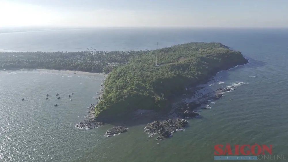 Bãi Bàn Than với nhiều khối đá có hình thù độc đáo kèm rạn san hô lớn