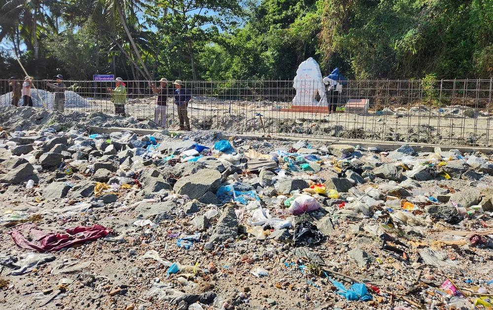 Rác thải từ thượng nguồn sông Trường Giang đổ về bủa vây danh thắng Bàn Than - Hòn Mang - Hòn Dứa