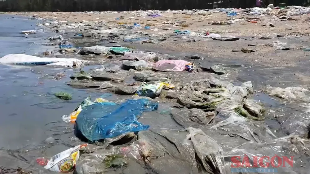 Việc xử lý rác tại cụm danh thắng này là vấn đề nan giải của địa phương từ nhiều năm nay