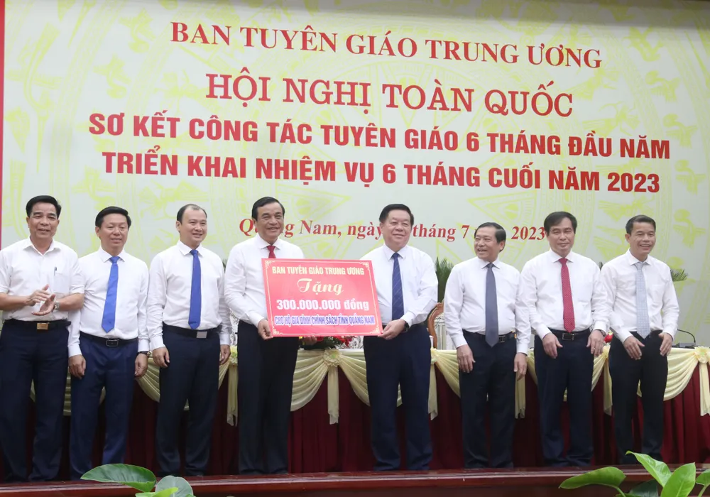Lãnh đạo Ban Tuyên giáo Trung ương trao tặng 300 phần quà cho các gia đình chính sách khó khăn của tỉnh Quảng Nam