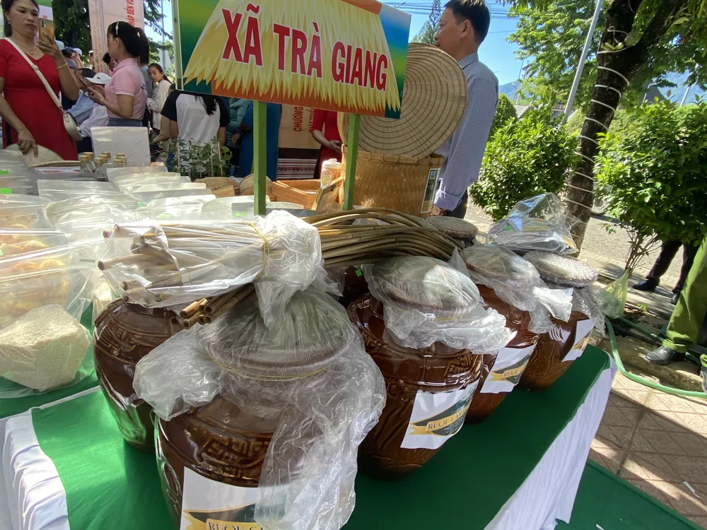 Rượu cần của người Mường là một đặc sản nổi tiếng tại huyện Bắc Trà My