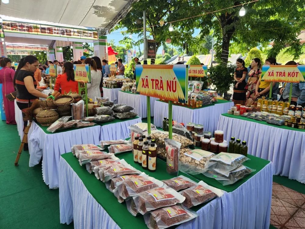 80 gian hàng tham gia ngày hội trưng bày nhiều đặc sản, sản phẩm miền núi tiêu biểu của tỉnh Quảng Nam