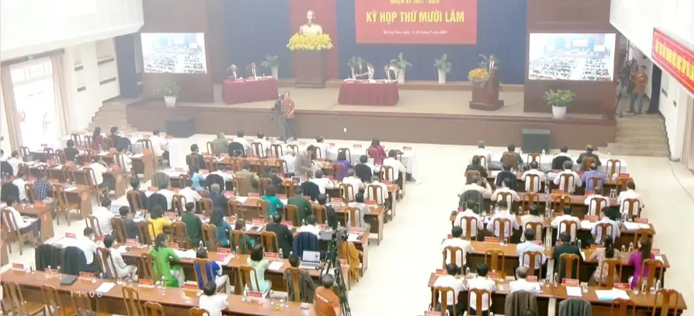 Khói bao trùm hội trường HĐND tỉnh Quảng Nam do rò rỉ khí gas từ máy điều hòa Khói bao trùm hội trường HĐND tỉnh Quảng Nam do rò rỉ khí gas từ máy điều hòa