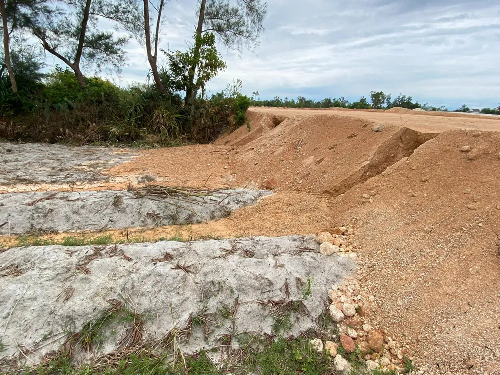 Một khu vực ruộng bị đất san lấp sạt lở lấn sang do không có bờ kè bảo vệ