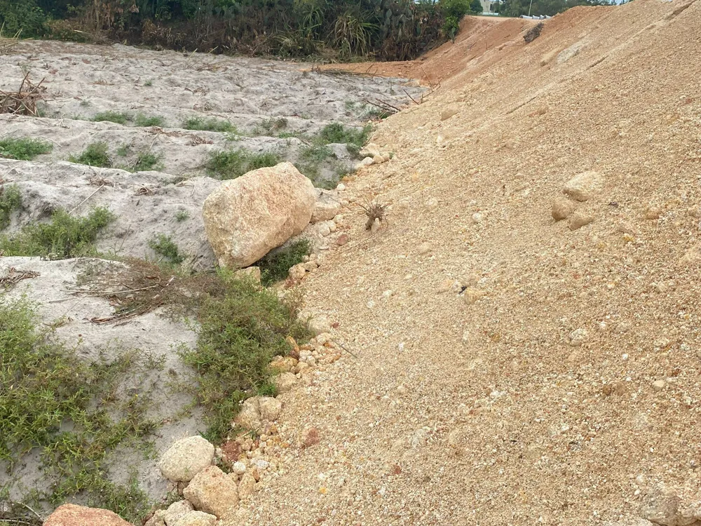Đất đá từ đất san lấp nền lăn vào ruộng của người dân